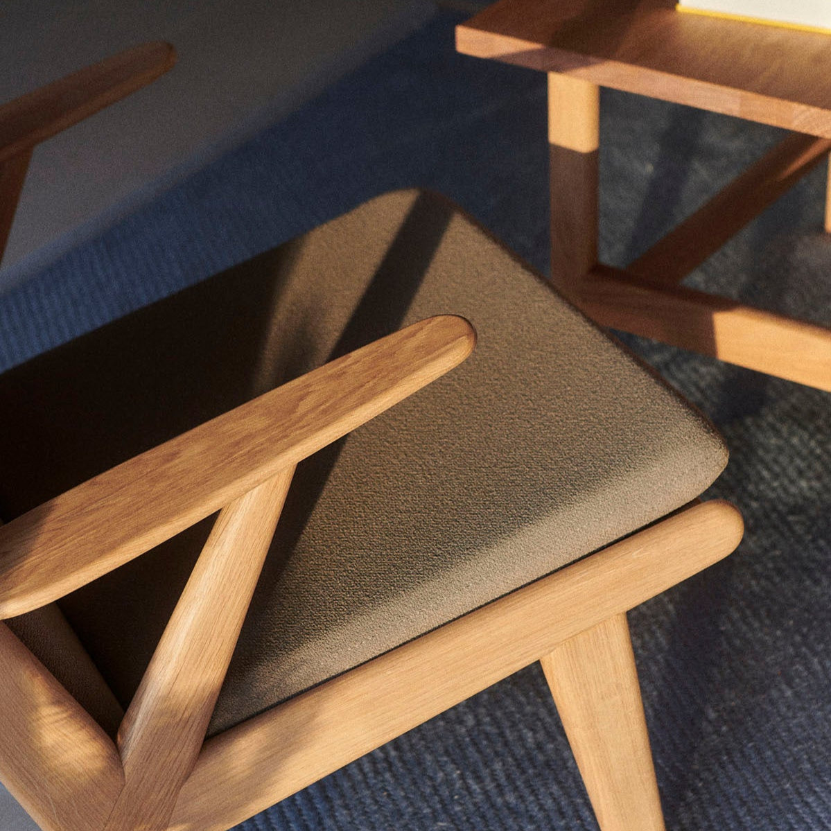 J53 - Armchair - Oak - Taupe