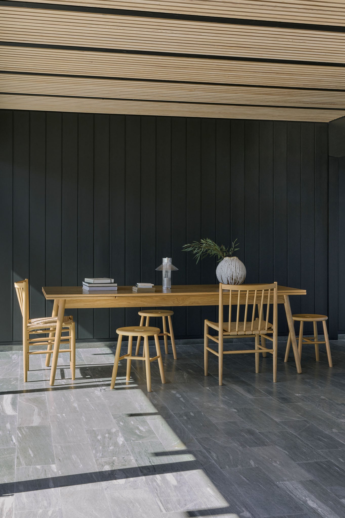 C35CH spisebord designet af Poul Vlther, J27 skammel designet af Børge Morgensen og J80 spisebordstol designet af Jørgen Bækmark