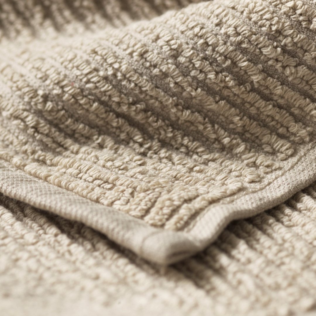 R33 Kirkeby Strandhåndklæde Bomuld i Rainy Day af Gitte Lægård - Miljøbillede