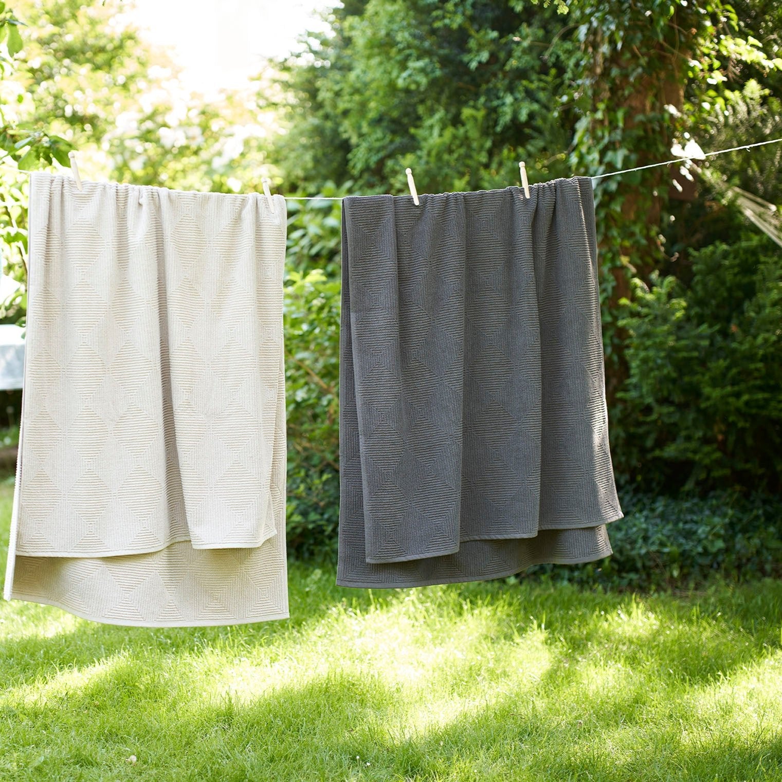 R33 Kirkeby Strandhåndklæde Bomuld i Rainy Day af Gitte Lægård - Miljøbillede