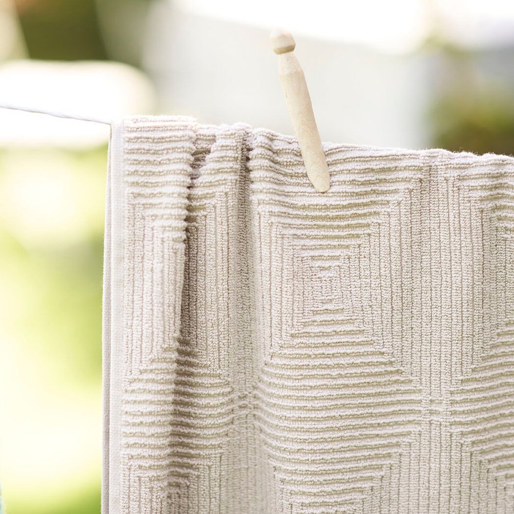 R33 Kirkeby Strandhåndklæde Bomuld i Rainy Day af Gitte Lægård - Miljøbillede