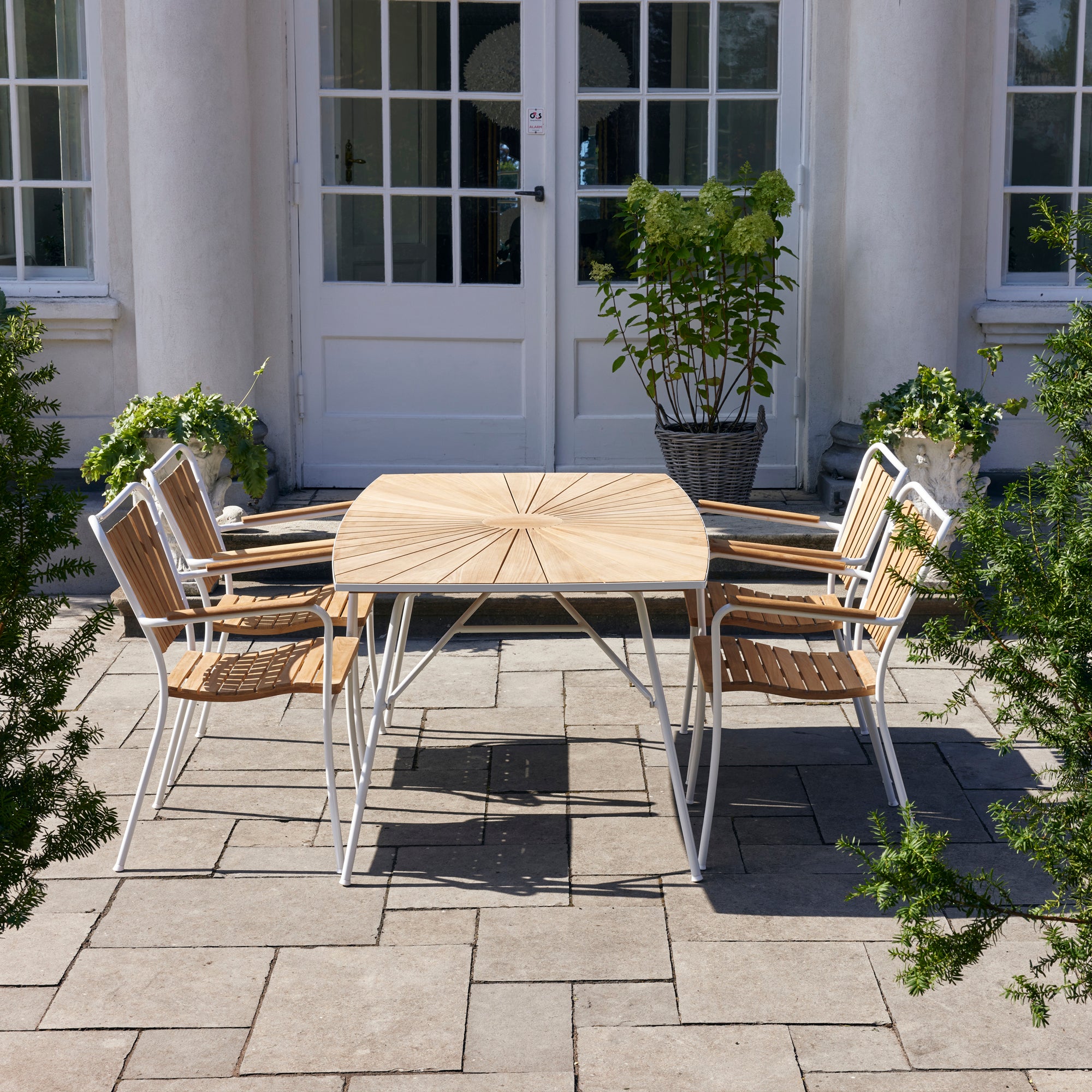 Marguerit Table L 144 & 4 chairs