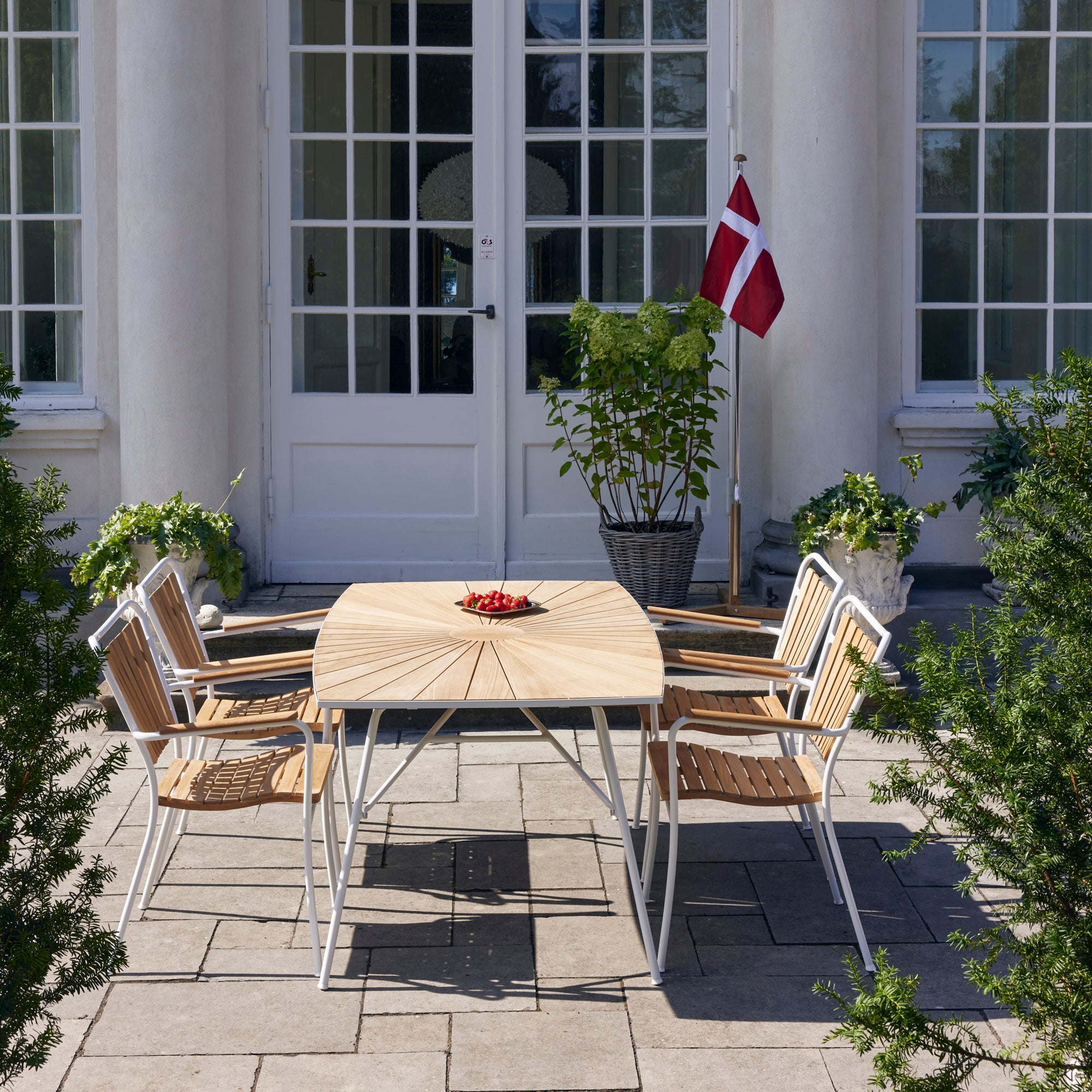 Marguerit Table L 144 & 4 chairs