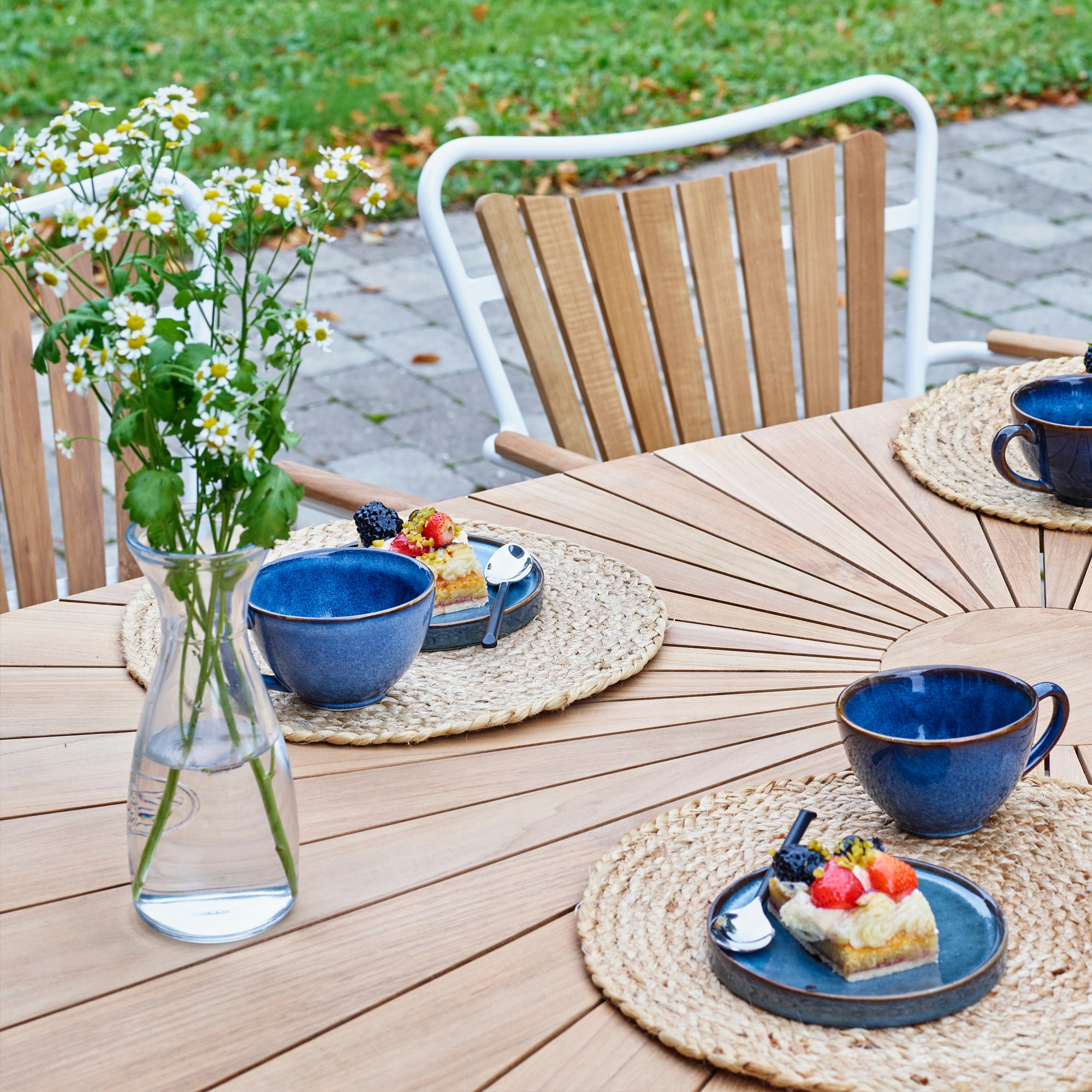 Marguerit Table L 144 & 4 chairs