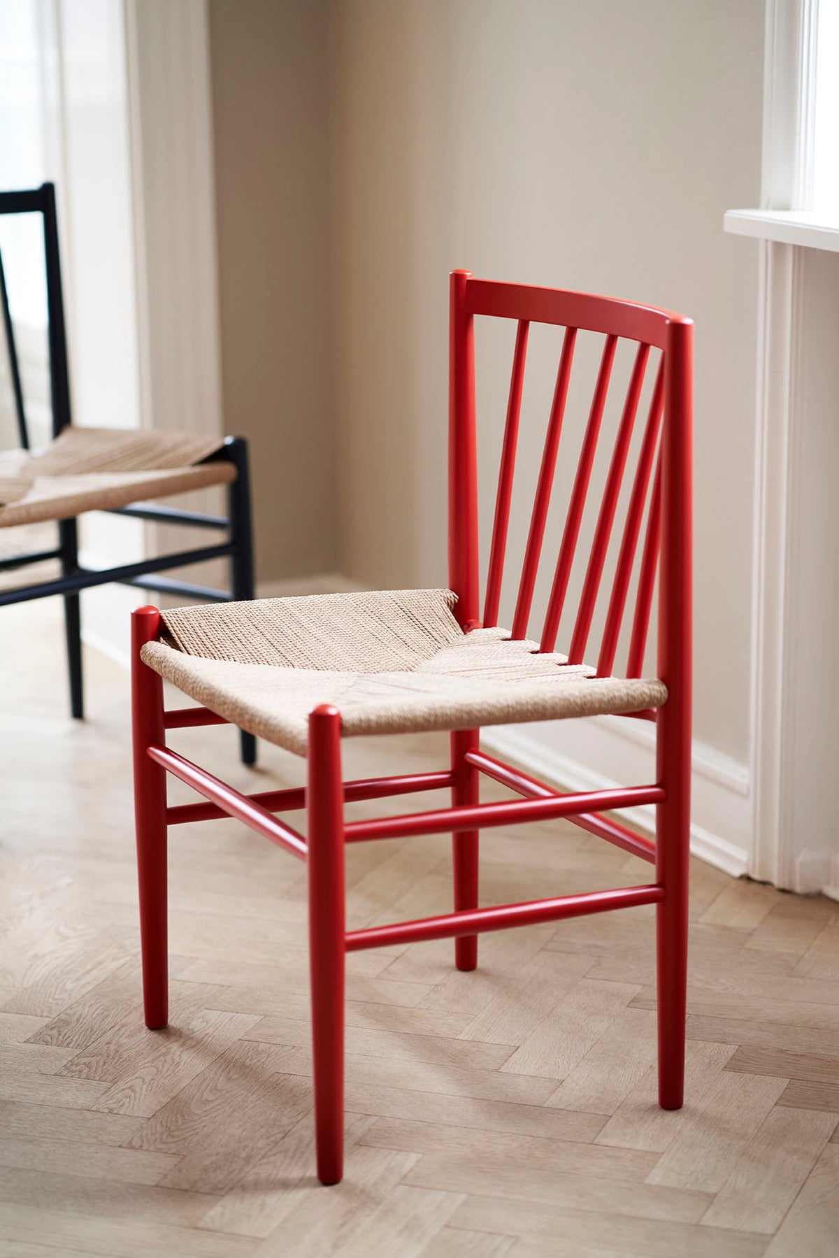 J80 - Stol - Bøg - Ruby Red - Lifestyle 1
