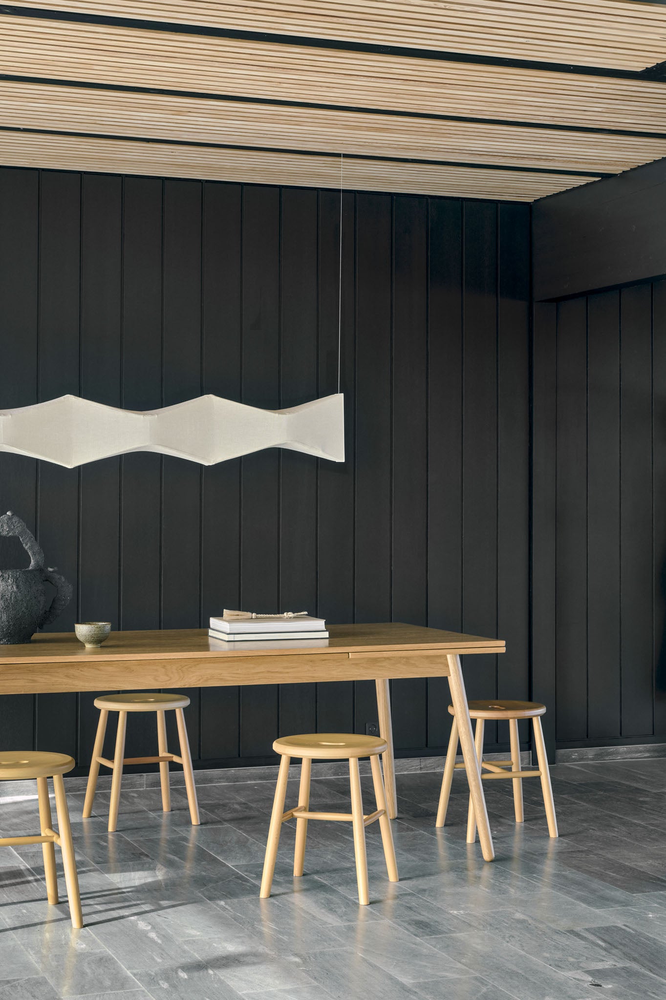 C35CH spisebord designet af Poul Vlther, J27 skammel designet af Børge Morgensen