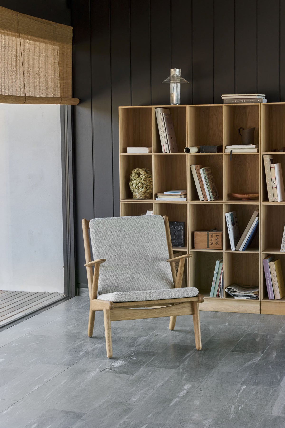 J53 lænestol designet af Poul Volther og B98 Bogkasser designet af Mogens Koch