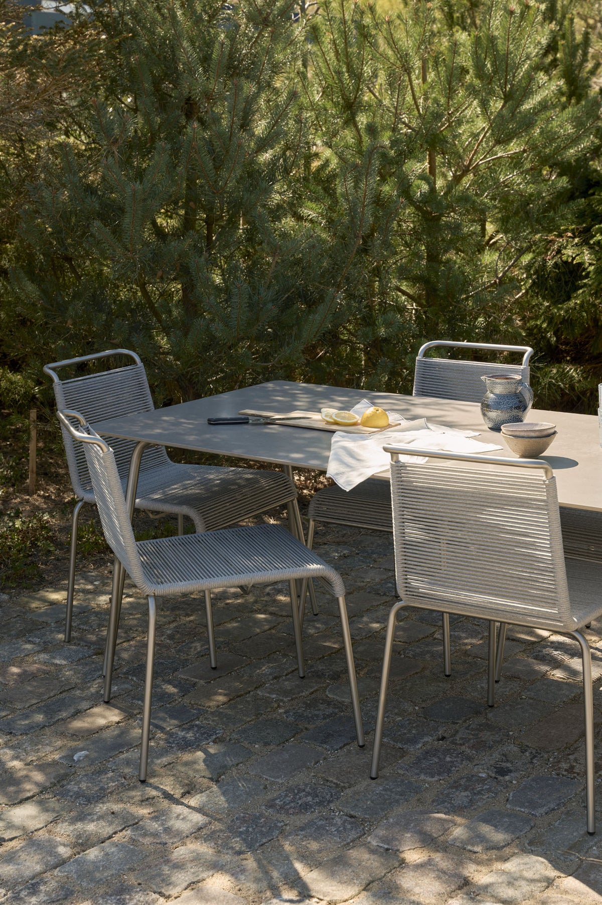 Teglgaard havestol  og stort havebord designet af Salto & Sigsgaard - Lifestyle 4