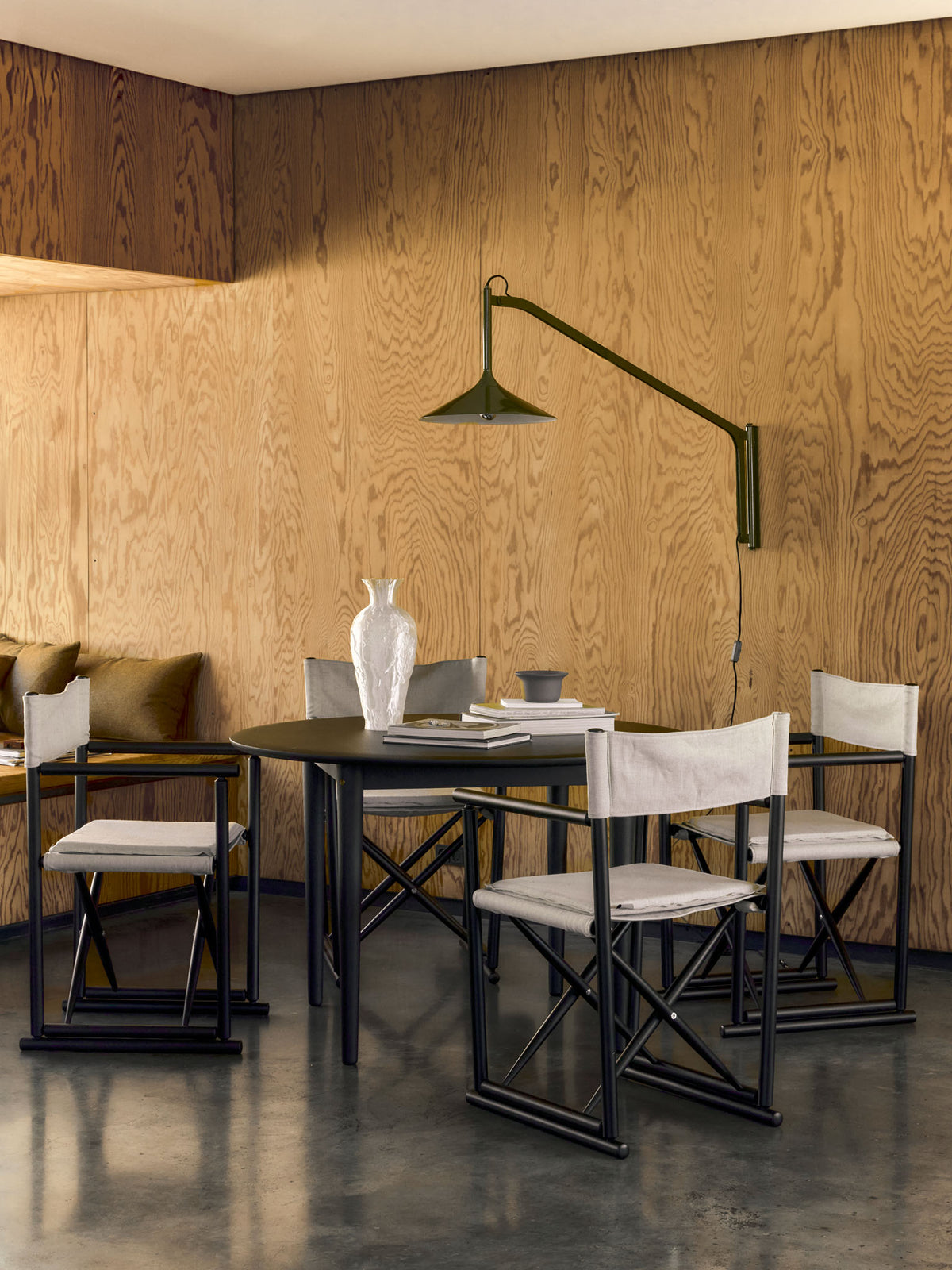 J138 Foldestol designet af Erik Ole Jørgensen sort, U18 Hasle lampe designet af Laura Lange og C62E Bjørk spisebord designet af Unit10 - Lifestyle 1