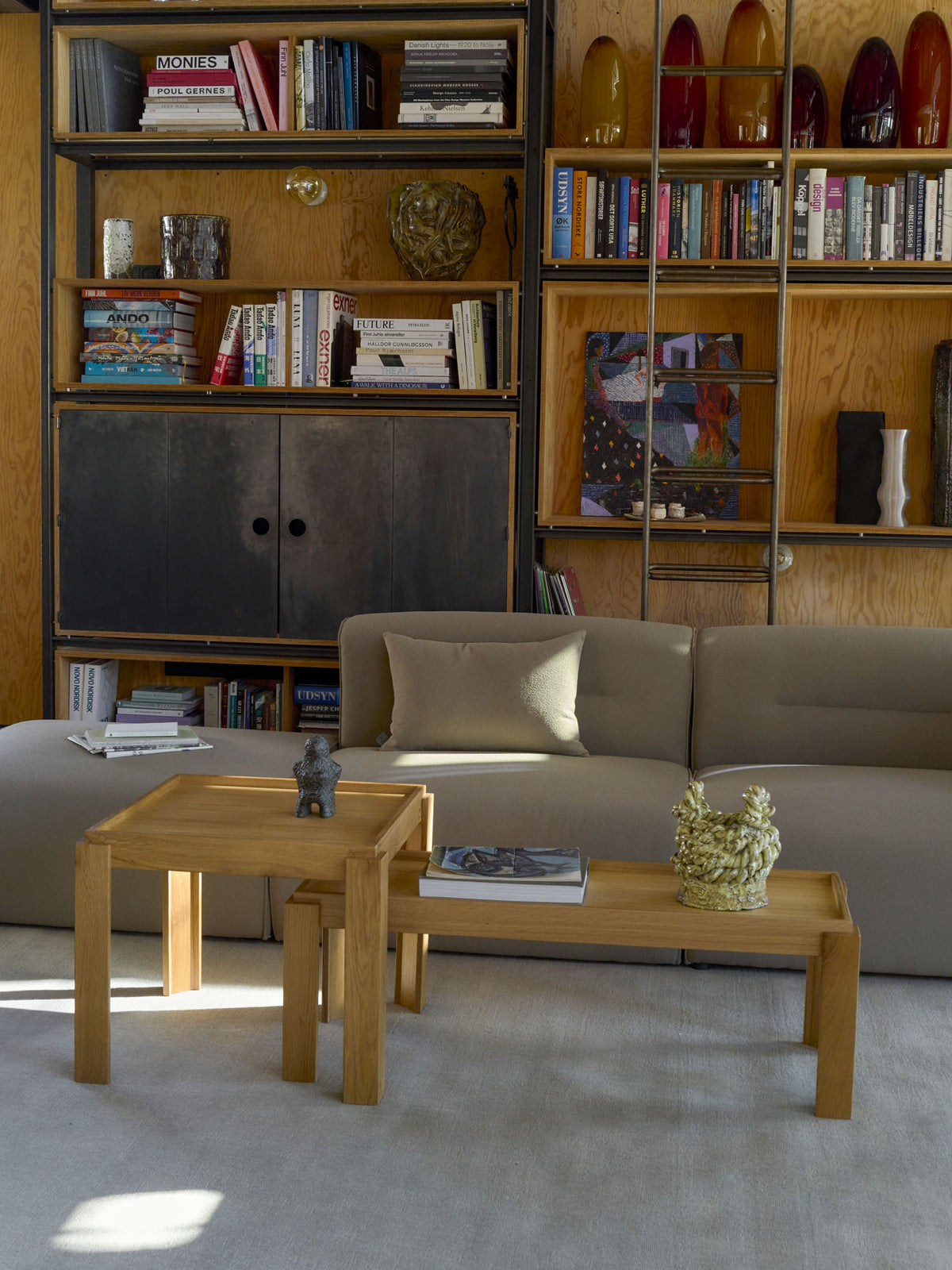 L44 Mols sofa designet af Laura Bilde og Kalø sofaborde designet af Laura Bilde - Lifestyle 1
