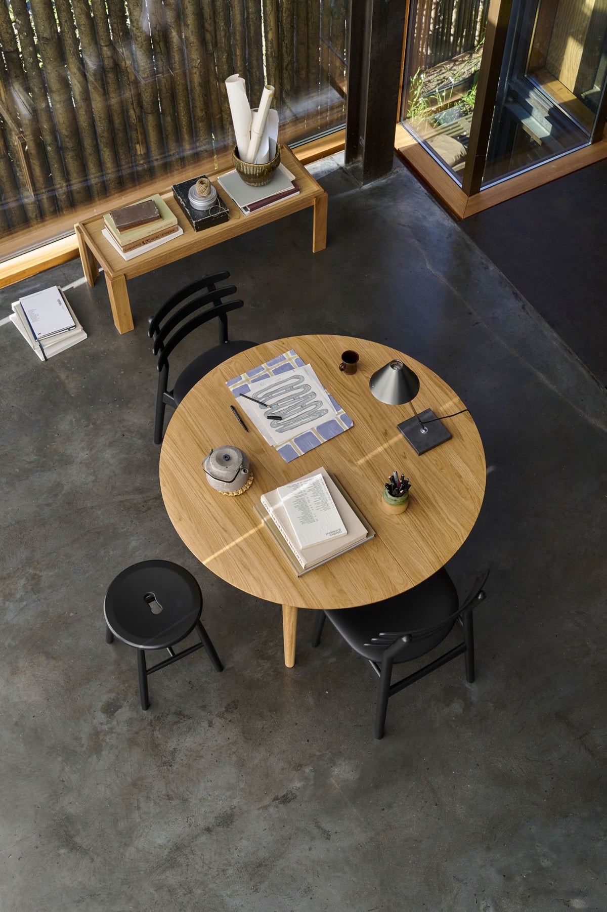J48 Spisebordstol designet af Poul Volther, J27 skammel designet af Børge Morgen og C62E Bjørk Spisebord designet af Unit10 - Lifestyle 2
