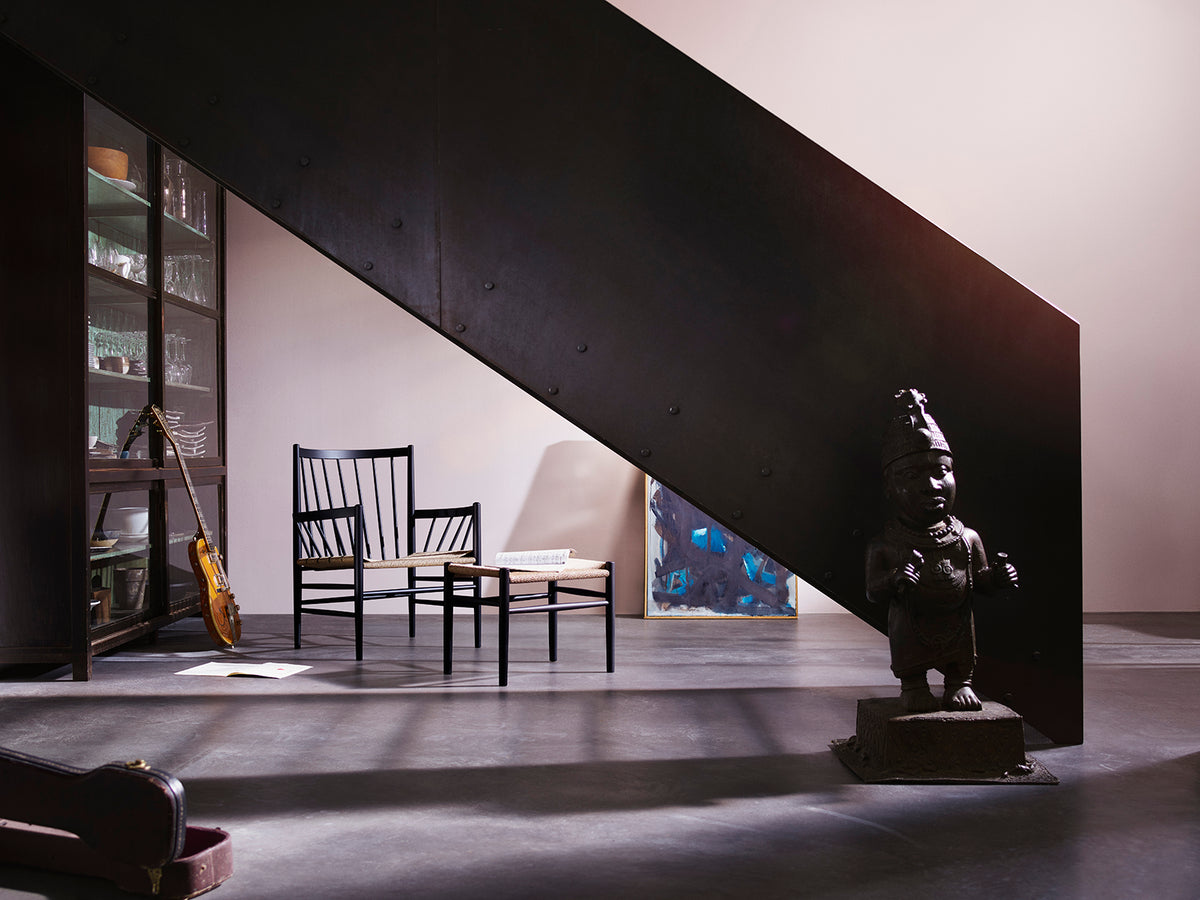 J82 - Lounge chair - Beech - Jet Black - Lifestyle 1