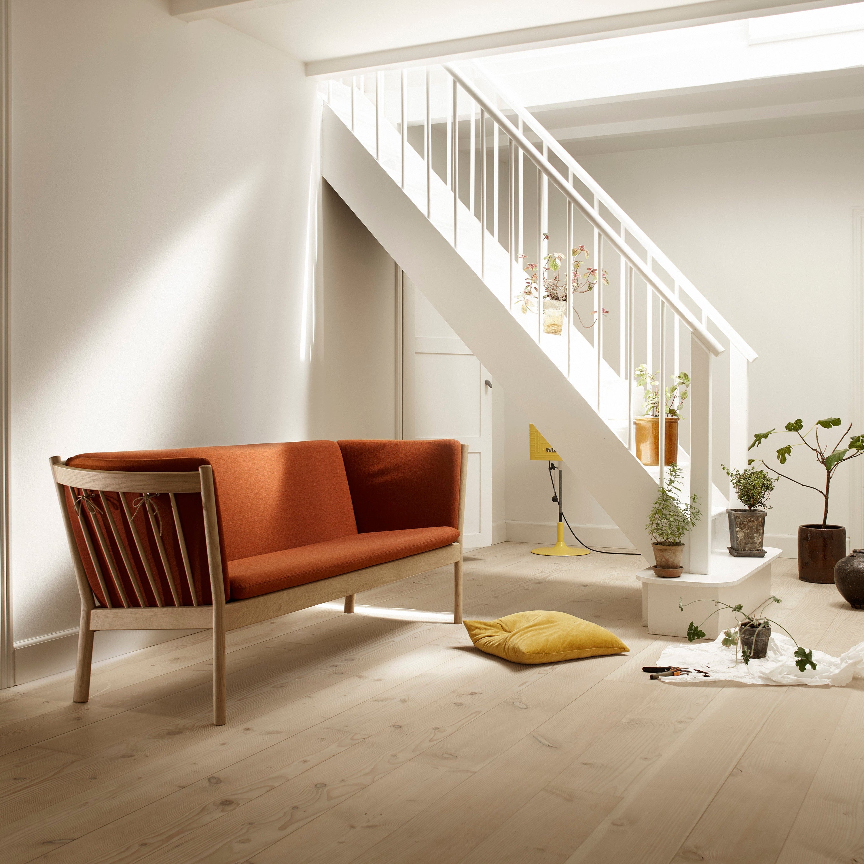J149 3 personers sofa i Eg Orange af Erik Ole Jørgensen - Miljøbillede