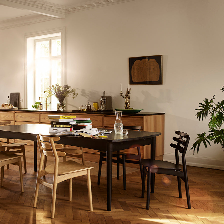 J48 Stol i Eg Jet Black Sort læder af Poul M. Volther - Miljøbillede